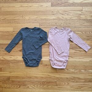 2 H&M Organic Cotton Ribbed Baby Bodysuit